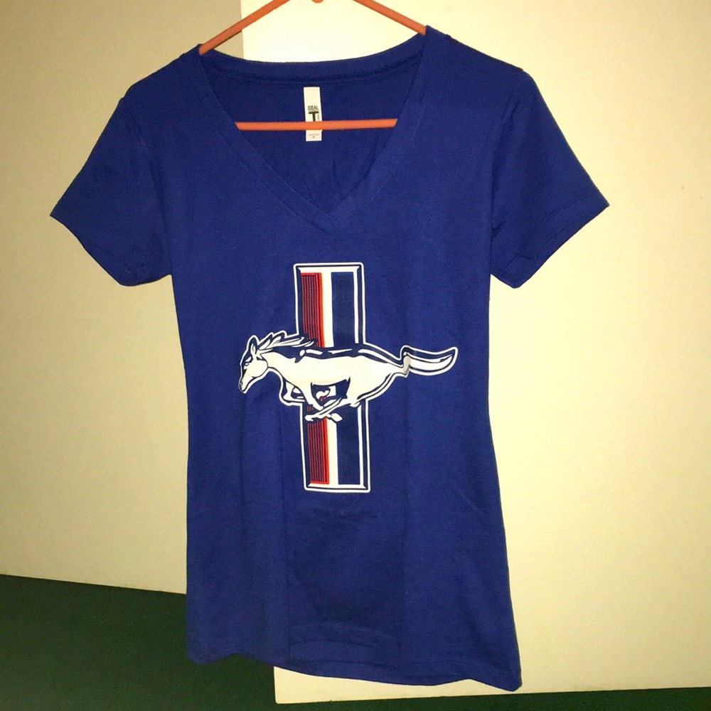 Ford Mustang medium-sized blue, V-neck T-Shirt